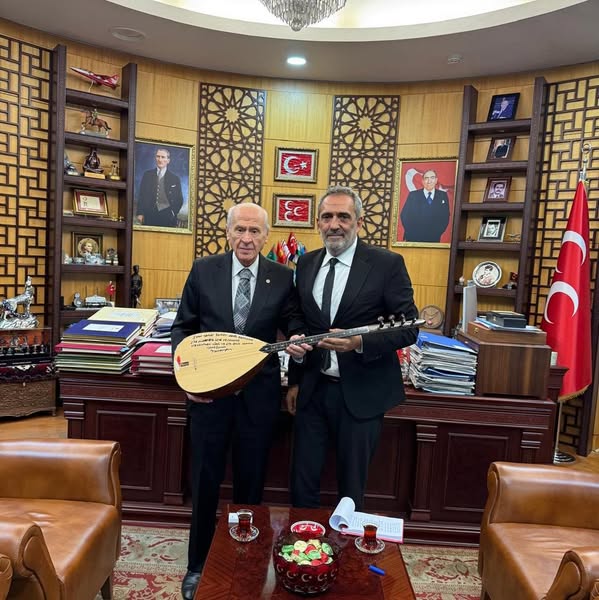 Yavuz Bingöl, Devlet Bahçeli'yi Ziyaret Etti ve Bağlamasını Hediye Etti