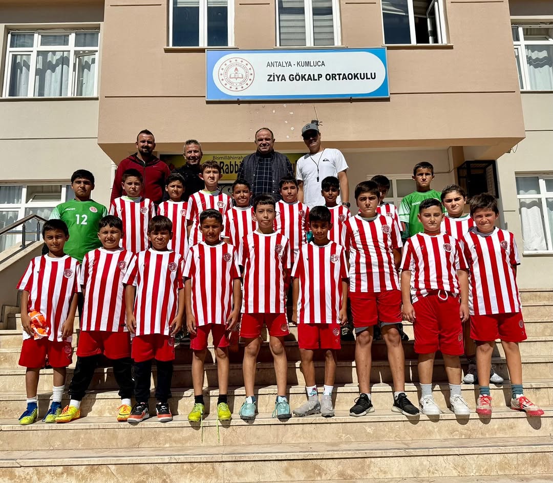 Antalyaspor'dan Gençlere Destek: Ziya Gökalp Ortaokulu'na Forma Desteği