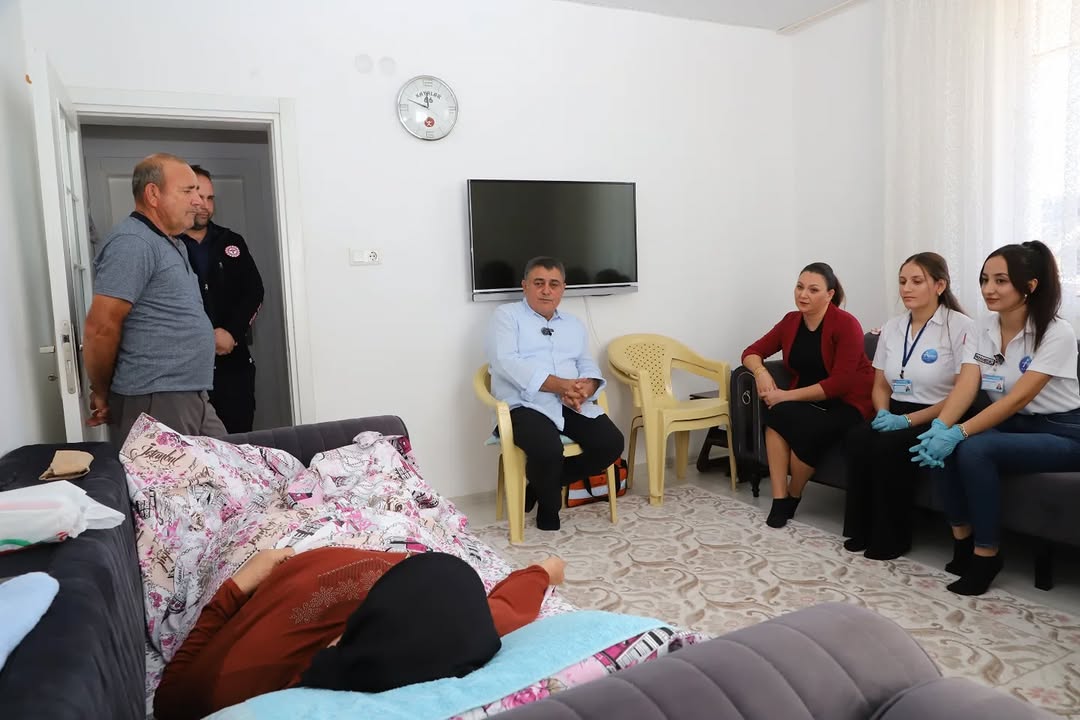 Aksu Belediyesi'nden Hasta Ziyareti: Gülsüm Çoban'a Geçmiş Olsun Dilekleri