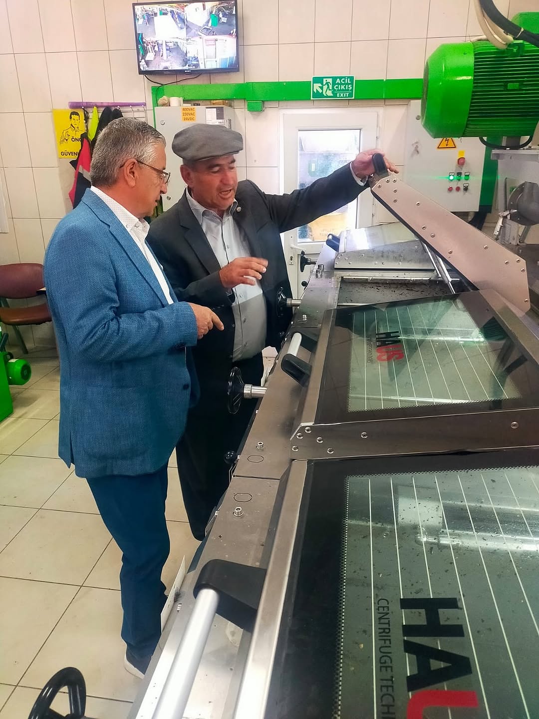 Kemer Belediye Başkanı Necati Topaloğlu Kumluca'daki Zeytin Sıkma Fabrikasını Ziyaret Etti