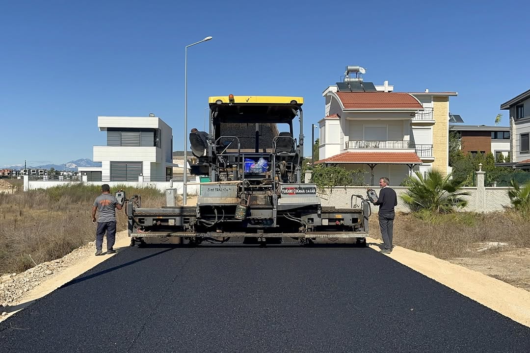 Serik Belediyesi, Kadriye Mahallesi'nde Yol ve Asfalt Çalışmalarını Sürdürüyor