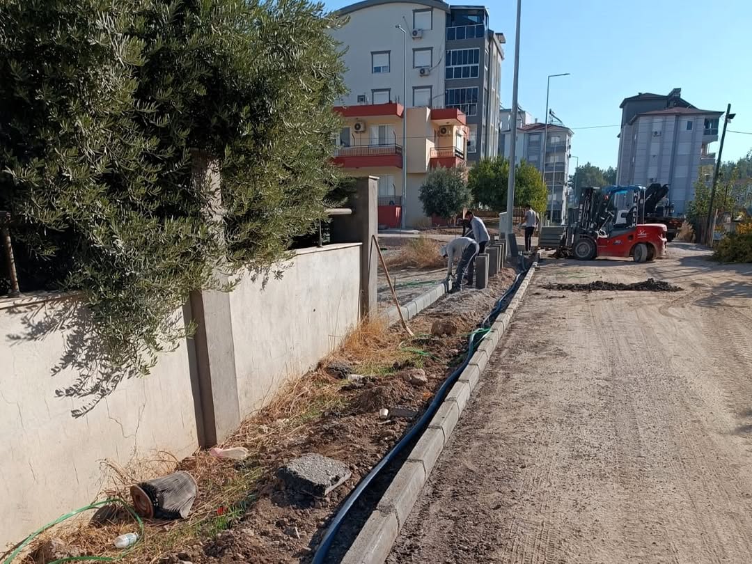Serik Belediyesi, Merkez Mahalle'de Kaldırım Çalışmalarını Hızlandırdı