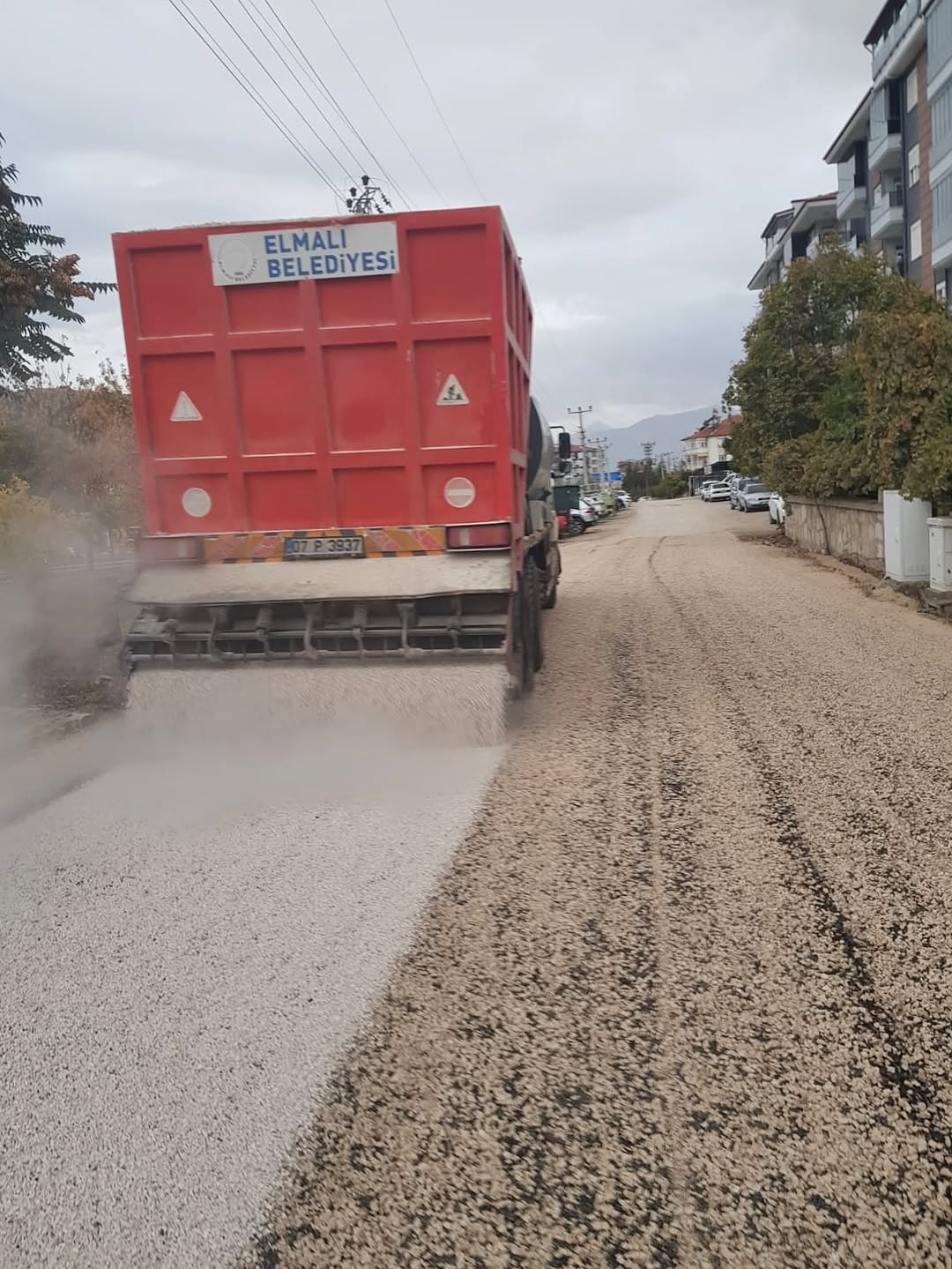 Elmalı'da Yeni Mahalle ve Okul Çevresinde Asfalt Çalışmaları Hız Kesmeden Sürüyor