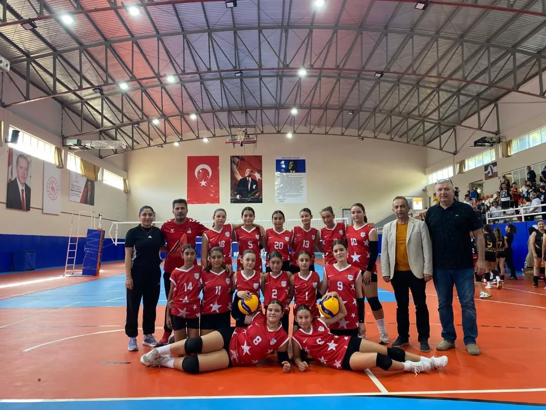 Kemer Belediye Merkez Spor Voleybol Takımı Lige Fırtına Gibi Başladı