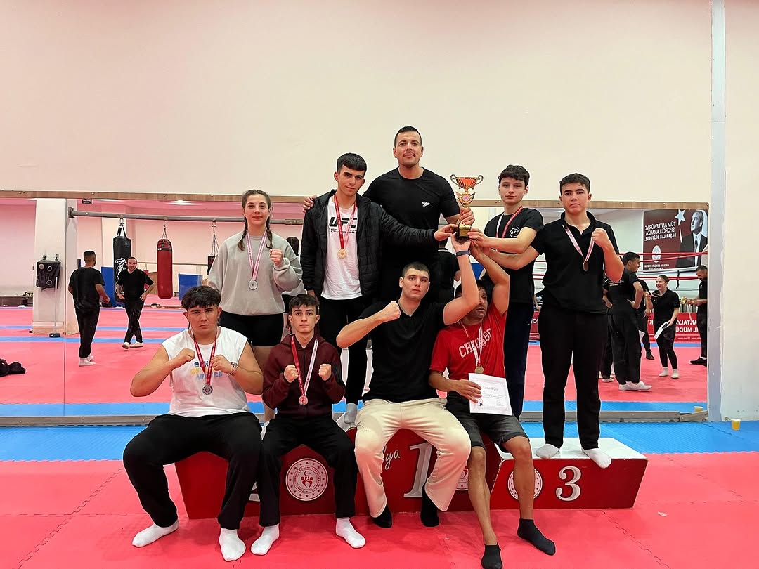 Kemer Belediyesi Kick Boks Takımı Antalya Kupası'ndan 8 Madalyayla Döndü