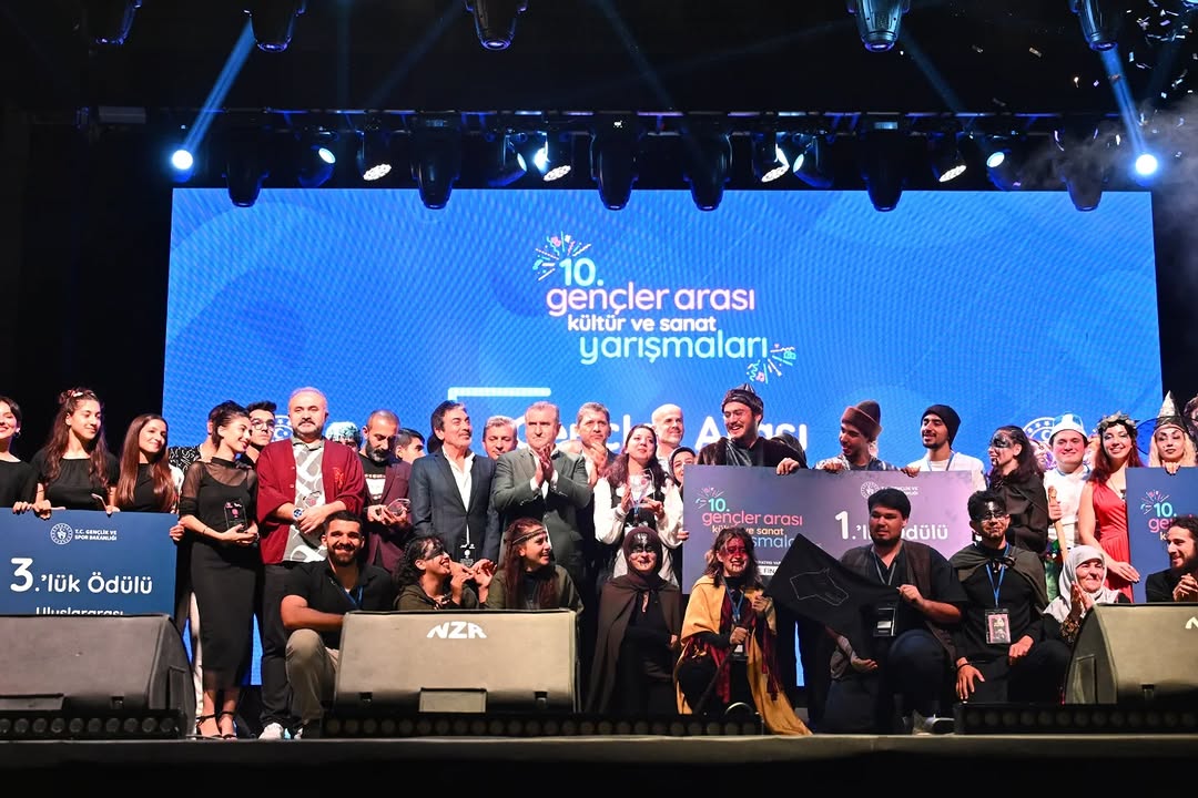 Genç Tiyatrocular Aspendos'ta Sahneledi, Bakan Bak'tan Tam Not Aldı