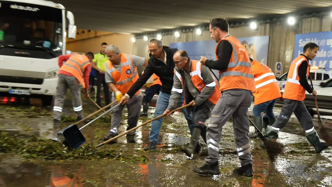 Antalya'da Sağanak Sonrası Büyükşehir ve ASAT Ekipleri Saha Çalışması Yürütüyor
